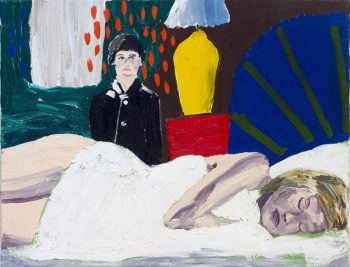Frau im Vordergrund schläft im Bett und wird dabei von einem jungen Mann beobachtet