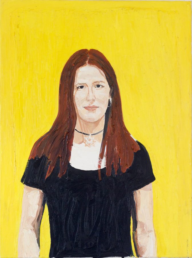 Portrait einer jungen Frau mit langen braunen Haaren und schwarzem T-Shirt auf gelbem Hintergrund
