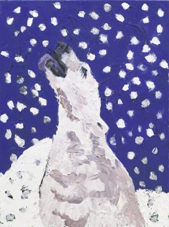 Ein Eisbär fängt Schneeflocken unter blauem Nachthimmel